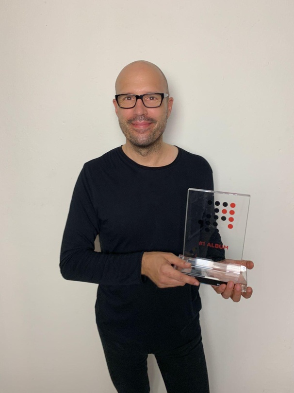 Hält schon seinen Nummer 1 Award für "Colors" in Händen: Christopher von Deylen