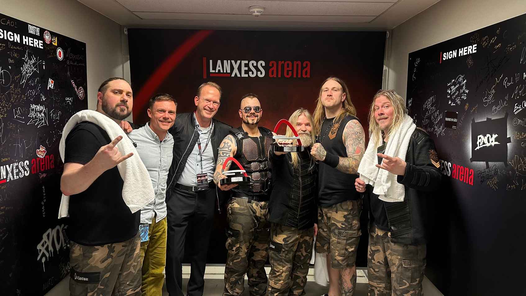 Trafen sich nach dem Konzert zur Preisverleihung (von links): Chris Rörland (Sabaton), Tobias Habla (PRK DreamHaus), Stefan Löcher (Lanxess Arena), Joakim Brodén, Pär Sundström, Hannes Van...