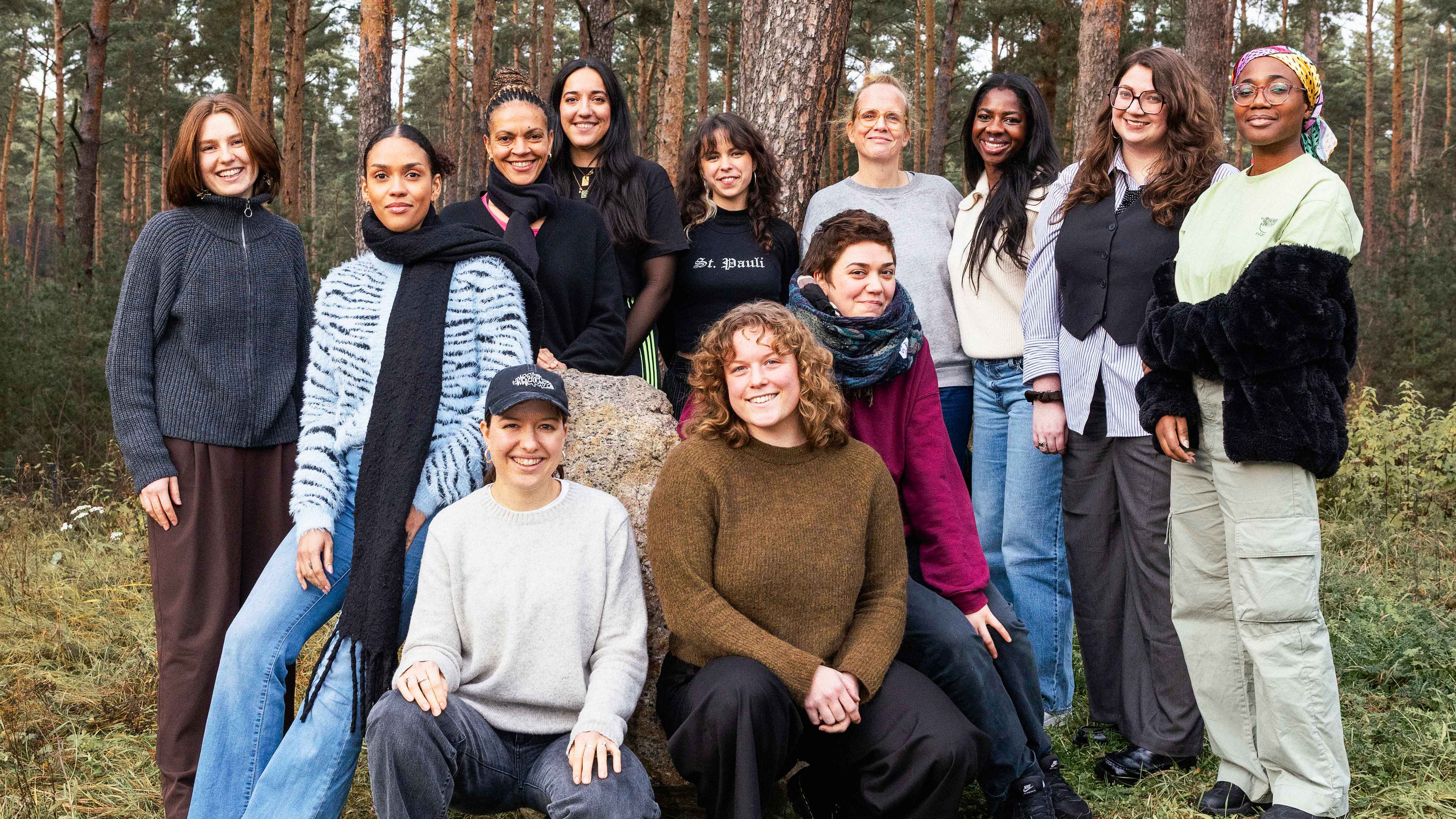 Kamen vor den Toren Berlins zusammen (hinten von links): Helen Barbian, Diarra Thiam, Bisseh Akamé, Nadia Bouamra Martinez, Katharina Schwab, Alexandra Falken, Liz Agyeman, Julia Mädrich u...