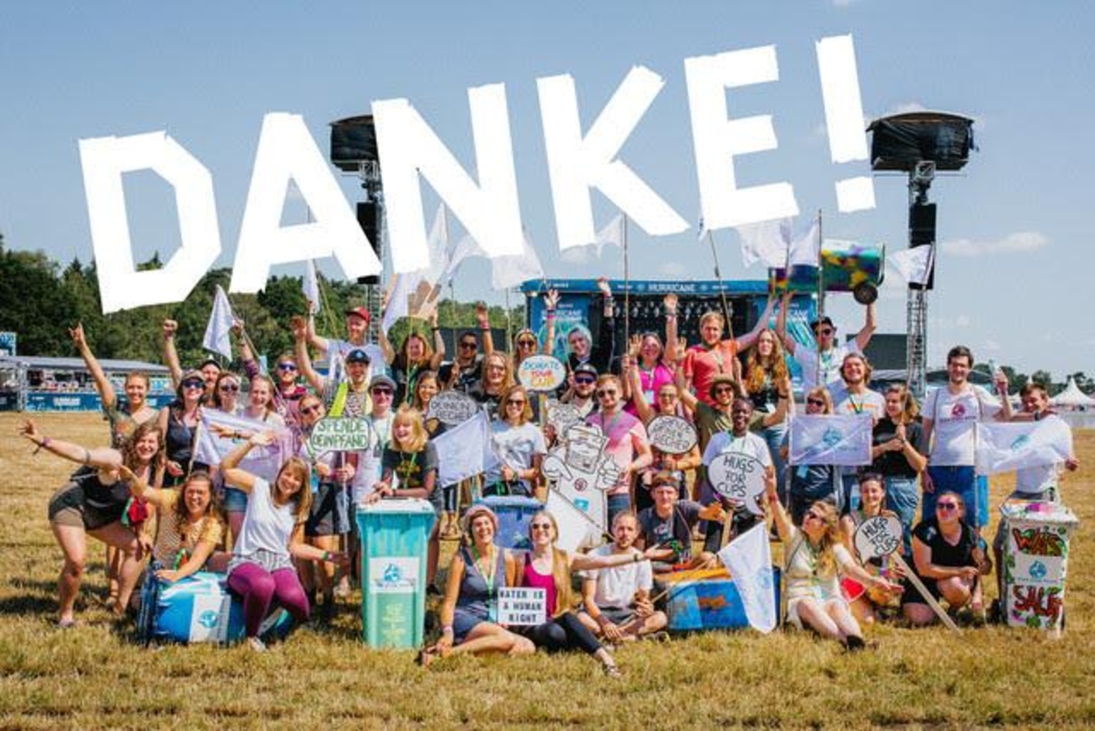 1a03469ce174df5c579f94637871819dd49045d5916176ab5c98475c431289de Sammeln bei Festivals Spenden und Pfandbecher ein: die Helfer von Viva con Agua