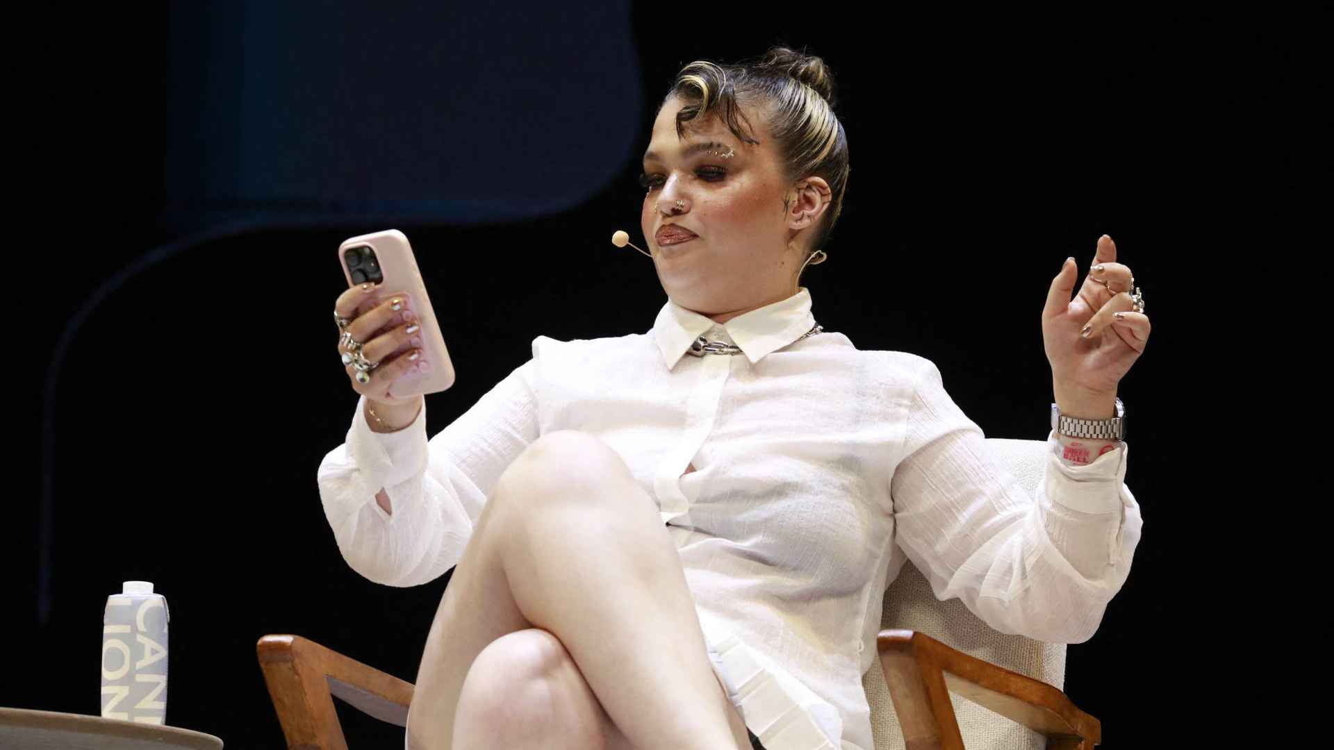 Mischte 2025 deutlich in den britischen Charts mit: Lola Young, hier bei den Cannes Lions Awards im Juni.