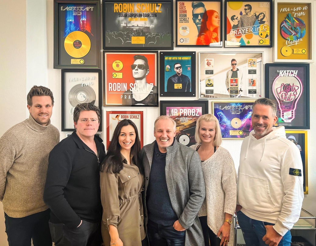 Neue Partner (von links): Michael Moor (General Manager More Music and Media), Frank Haberland (Head Of A&R und Promotion More Music and Media), Carolin Frölian, Andreas Lebbing, Jasmin Kn...