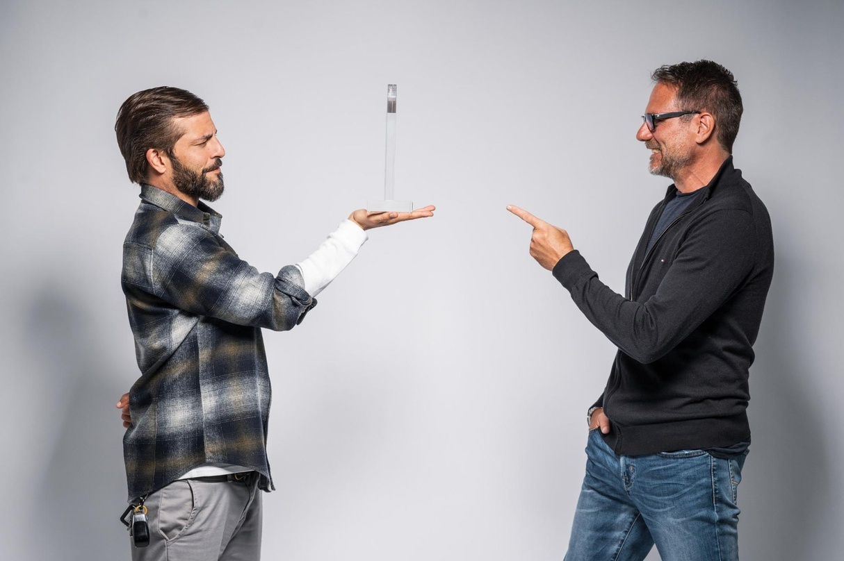 Bei der Ehrung: Bligg (links) und "Award-Bote" Andy Renggli