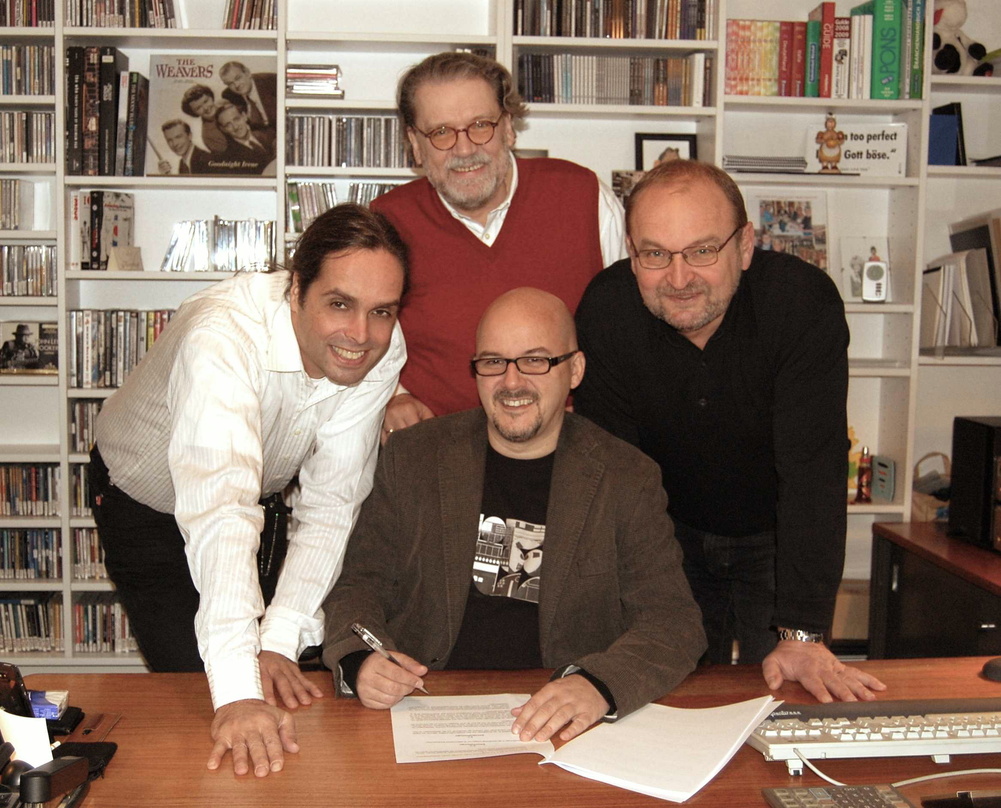 Arbeiten ab sofort zusammen: Michael Hafen, Tommy Richter, Jens Ehlers (tj musicservice) und (sitzend) Andreas Schubert (Schubert Music Publishing)