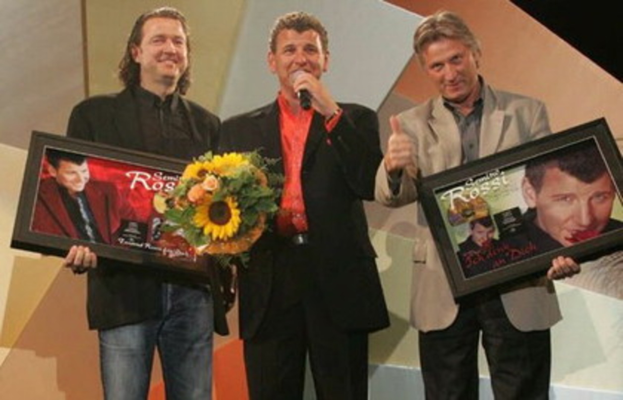 Überraschten Semino Rossi mit zwei Gold-Awards: Manfred Ehlert und Jean-Marie Fontana von Universal Switzerland
