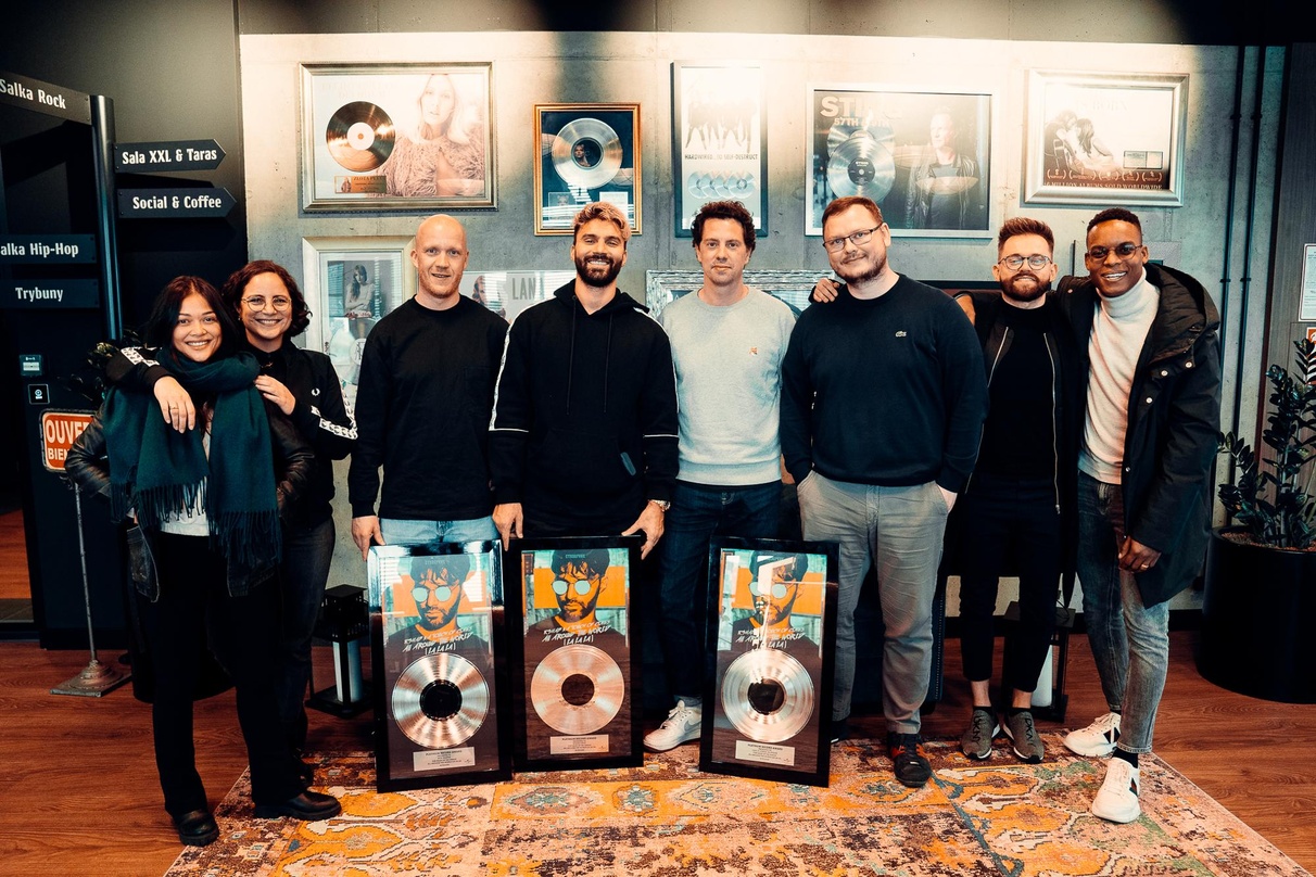 Bei der Platinvergabe in Warschau: R3hab (4. von links) im Kreise seiner Gratulant:innen