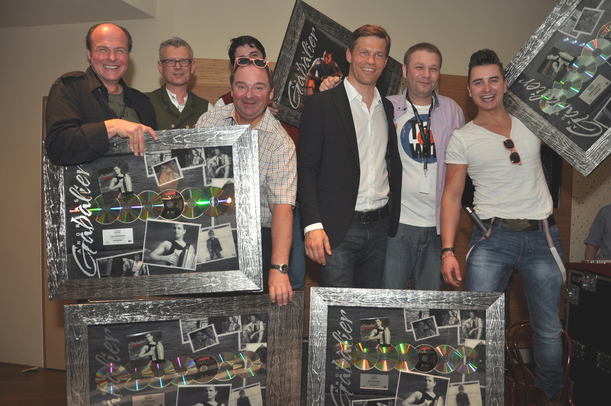 Bei der Verleihung (von links): Klaus Bartelmuss (Stall Records), Jörg Hellwig (Managing Director Koch Universal Music), Sepp Adlmann (Adlmann Promotion), Frank Briegmann (President Univer...
