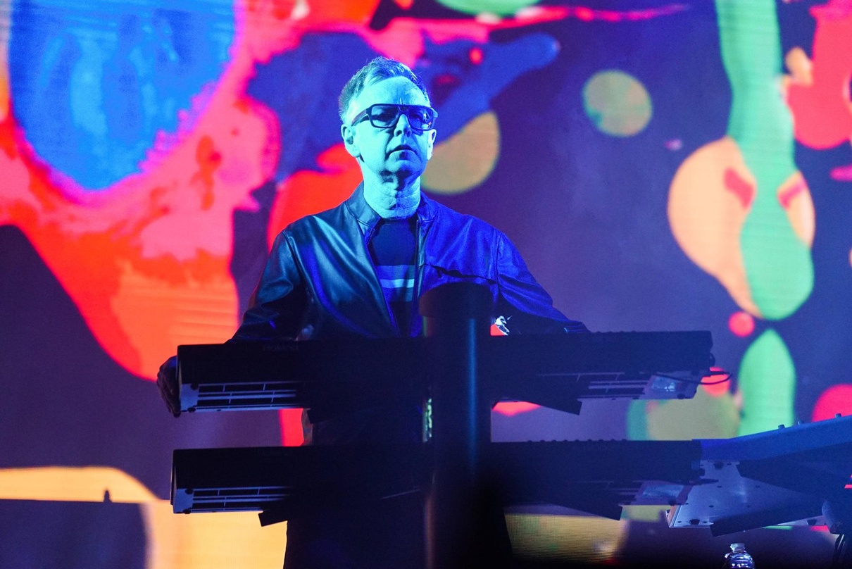 1a5f65c2f792a56d7b90a14ebe41da7c17e0f746622d97533fd8e9b5b1ef08b7 Verstorben: Andy Fletcher von Depeche Mode, hier bei einem Auftritt der "Global Spirit Tour" im Honda Center in Anaheim am 22. Mai 2018
