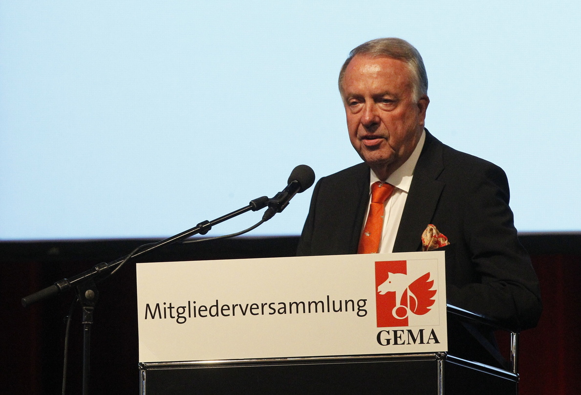 Von der GEMA ausgezeichnet: Staatsminister Bernd Neumann bei seiner Dankesrede vor der Mitgliederversammlung