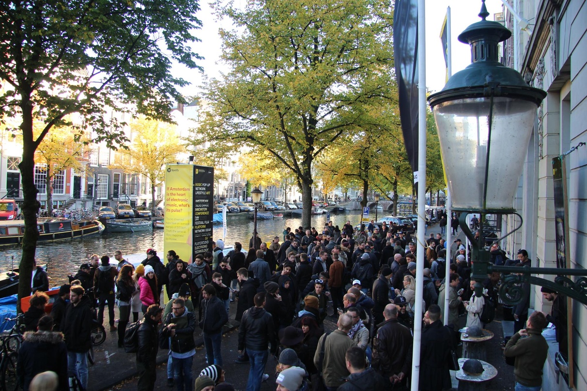 Es war wieder voll vorm Felix Meritis: Fachbesucher des Amsterdam Dance Event an der Kaizersgracht