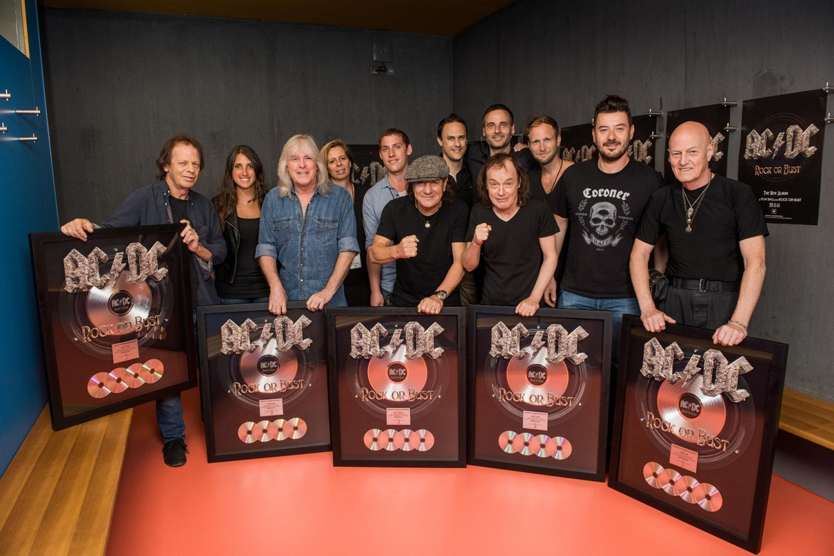 Im Züricher Letzigrund (von links): Stevie Young (AC/DC), Alex Frank, Cliff Williams (AC/DC), Julie Born, Thierry Gachnang, Brian Johnson (AC/DC), Simon Müller, Beat Milter, Angus Young (A...