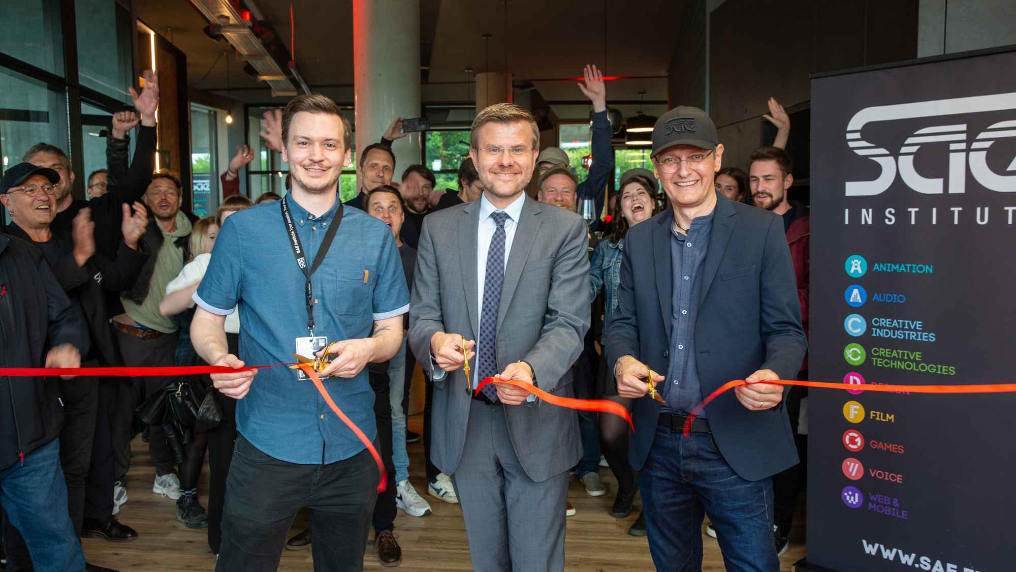Schnitten das Band durch (von links): Florian Schwärzler (Campus Manager Nürnberg SAE Institute), Marcus König (Oberbürgermeister Stadt Nürnberg) und Chris Müller (Geschäftsführer SAE Inst...