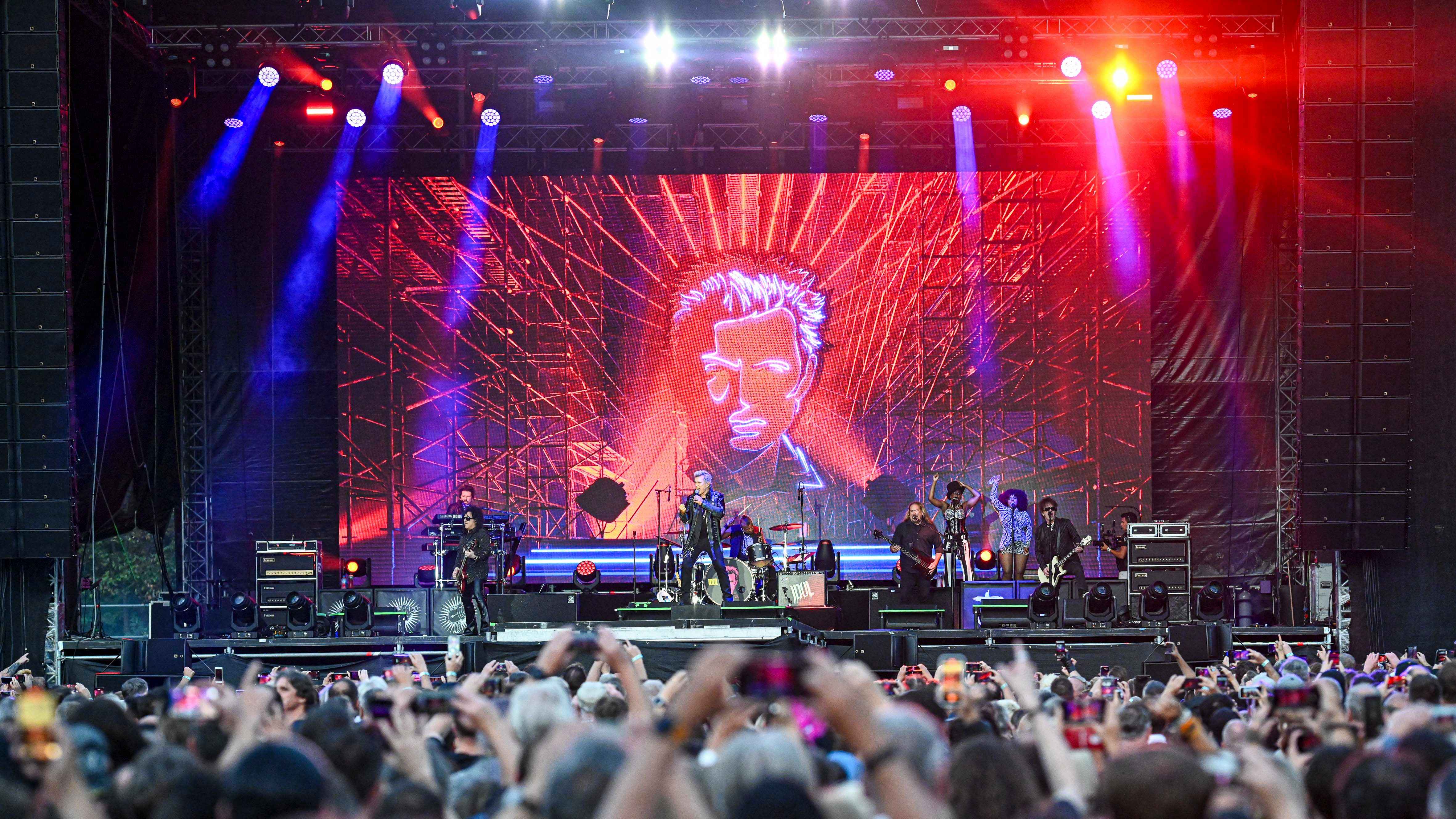 Trat vor 10.000 Fans auf: Billy Idol beim ersten Konzert auf dem Königsplatz Open Air im Jahr 2025.