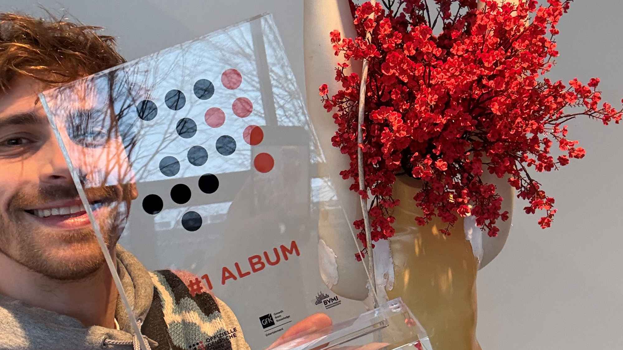 Mit Nummer-eins-Award und Ausstellungsexponat: Fynn Kliemann.