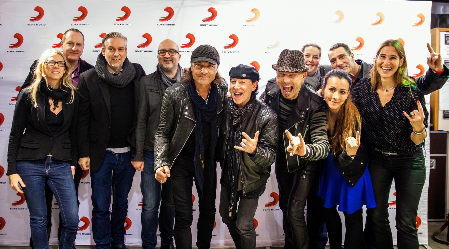Kamen in Hamburg zusammen: die Scorpions mit ihrem Team