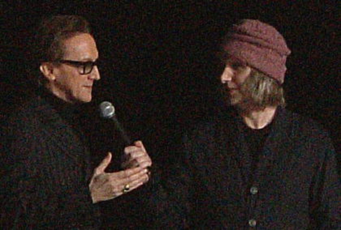 Nahaufnahme im Theaterlicht: Westernhagen (l.) im Gespräch mit Präsentator Alan Bangs