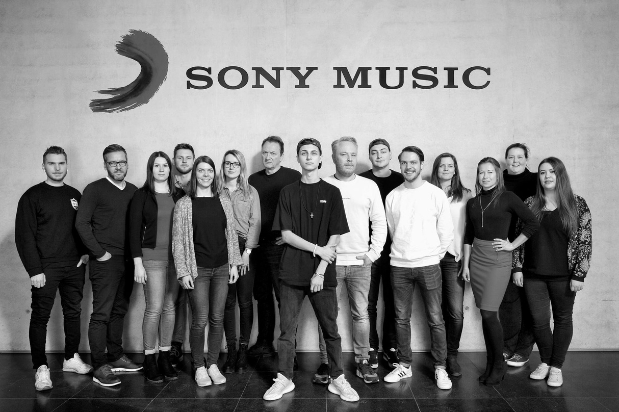Trafen sich zum Vertragsabschluss: Lukas Rieger (Mitte) und sein Team