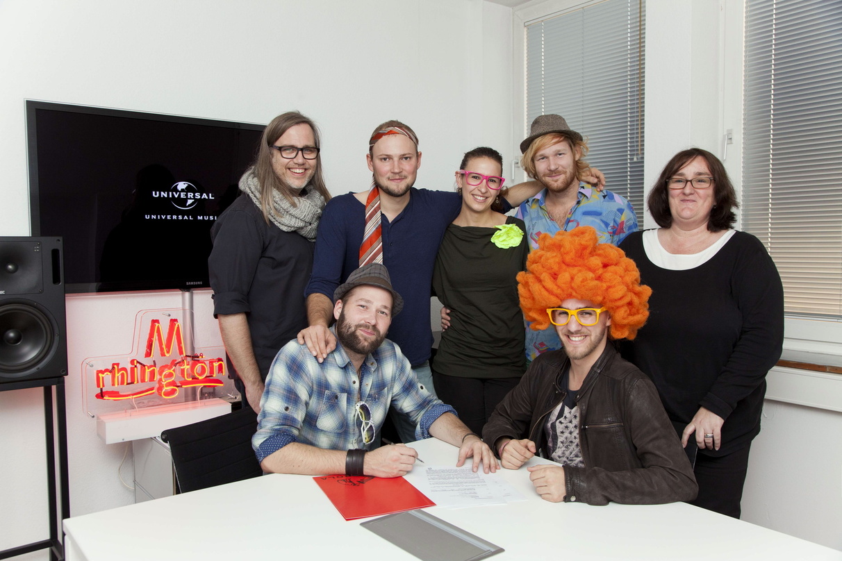 Trafen sich bei der Vertragsunterzeichnung: Die Band Querbeat und das Rhingtön-Team