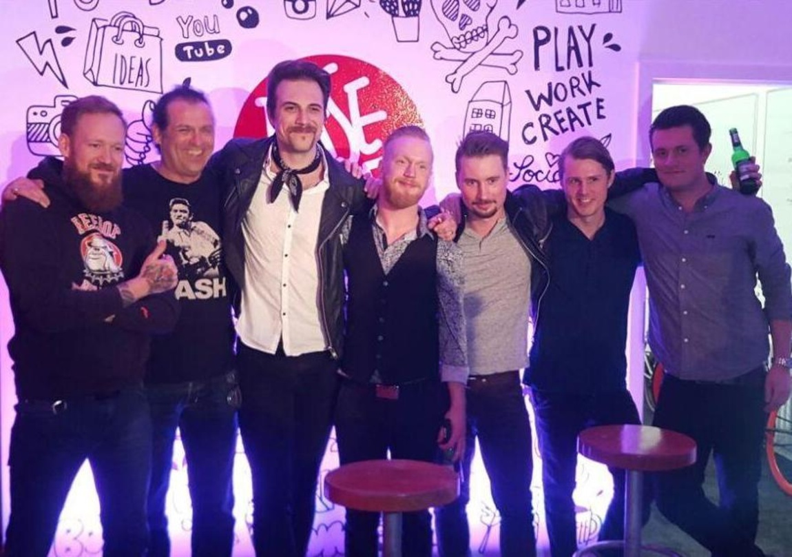 Eröffneten das Basement von Havas beebop Hamburg (von links): Die beiden Geschäftsführer Sven Wiesner und Pedro Anacker von Havas beebop, die Musiker Adam Grahn, Jonas Almén, Hannes Irengâ...