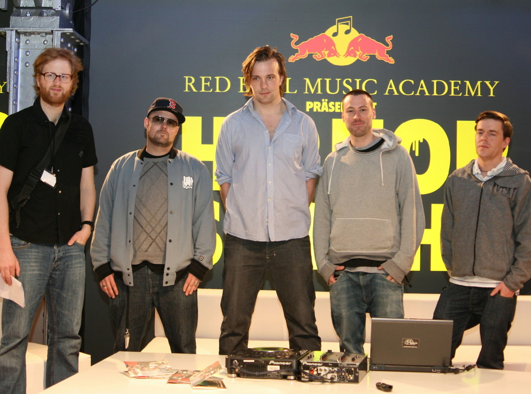 Das Team von "HipHop spricht" (v.l.n.r.): Steffen Gottwald (Artistmanager Styleheads), Torsten Schmidt (Red Bull Academy), Steffen Kellner (Red Bull) sowie die beiden Moderatoren Davide Bo...