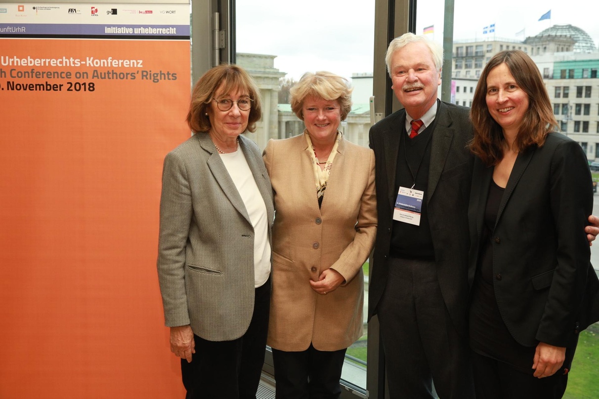 Nahmen Perspektiven des Urheberrechts im Informationszeitalter unter die Lupe (von links): Jeanine Meerapfel (Präsidentin der Akademie der Künste), Staatsministerin Monika Grütters, Gerhar...