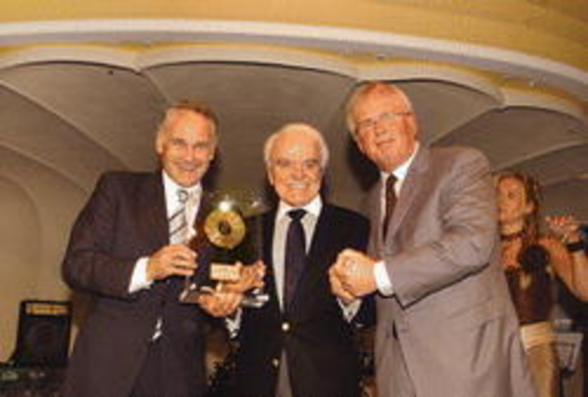 Besondere Auszeichnung: Jack Valenti (President der MPAA, M.) erhielt den Lifetime Achievement Award aus den Händen von Staatsminister Erwin Huber (l.) und Verleger Ulrich Scheele