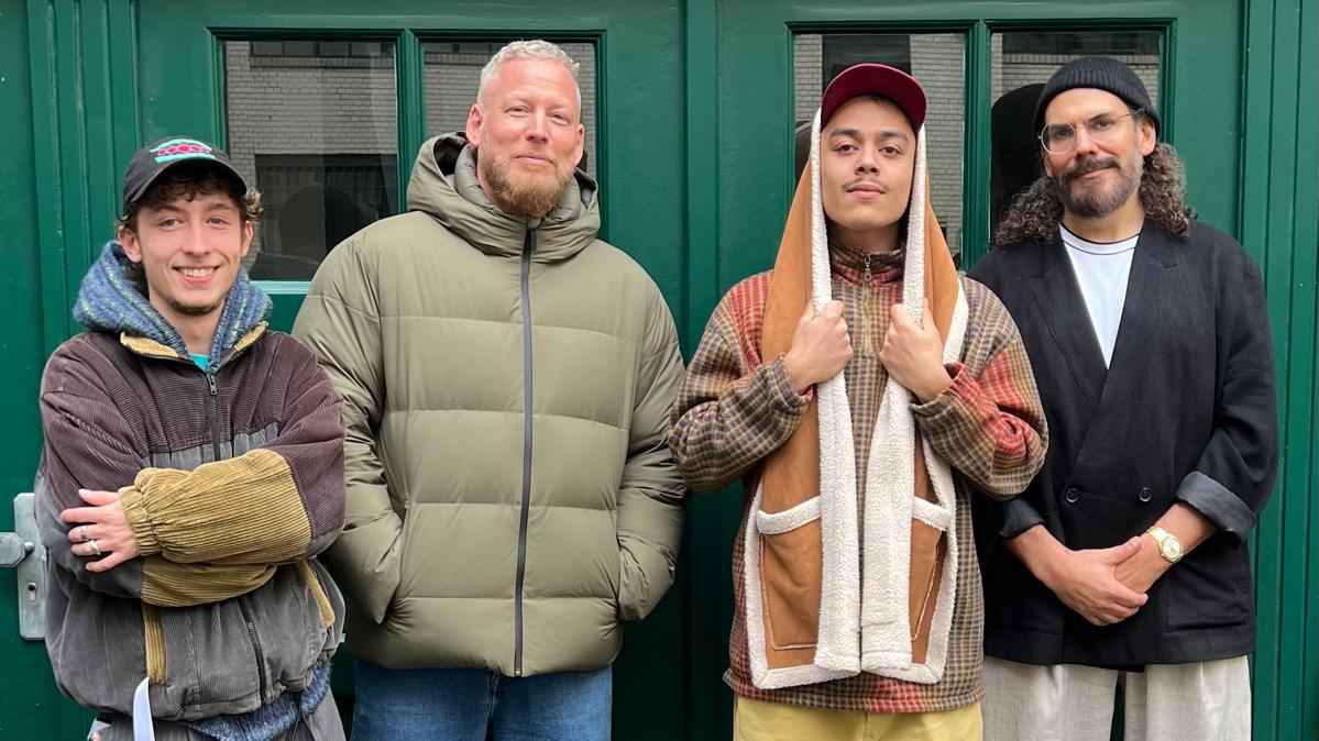 Arbeiten gemeinsam an Freundlichs Karriere (von links): Laurin Wagner (Junior Labelmanager & Digital Creative), Sebastian Andrej Schweizer (Head Of, beide Hive), Freundlich sowie Pablo De ...