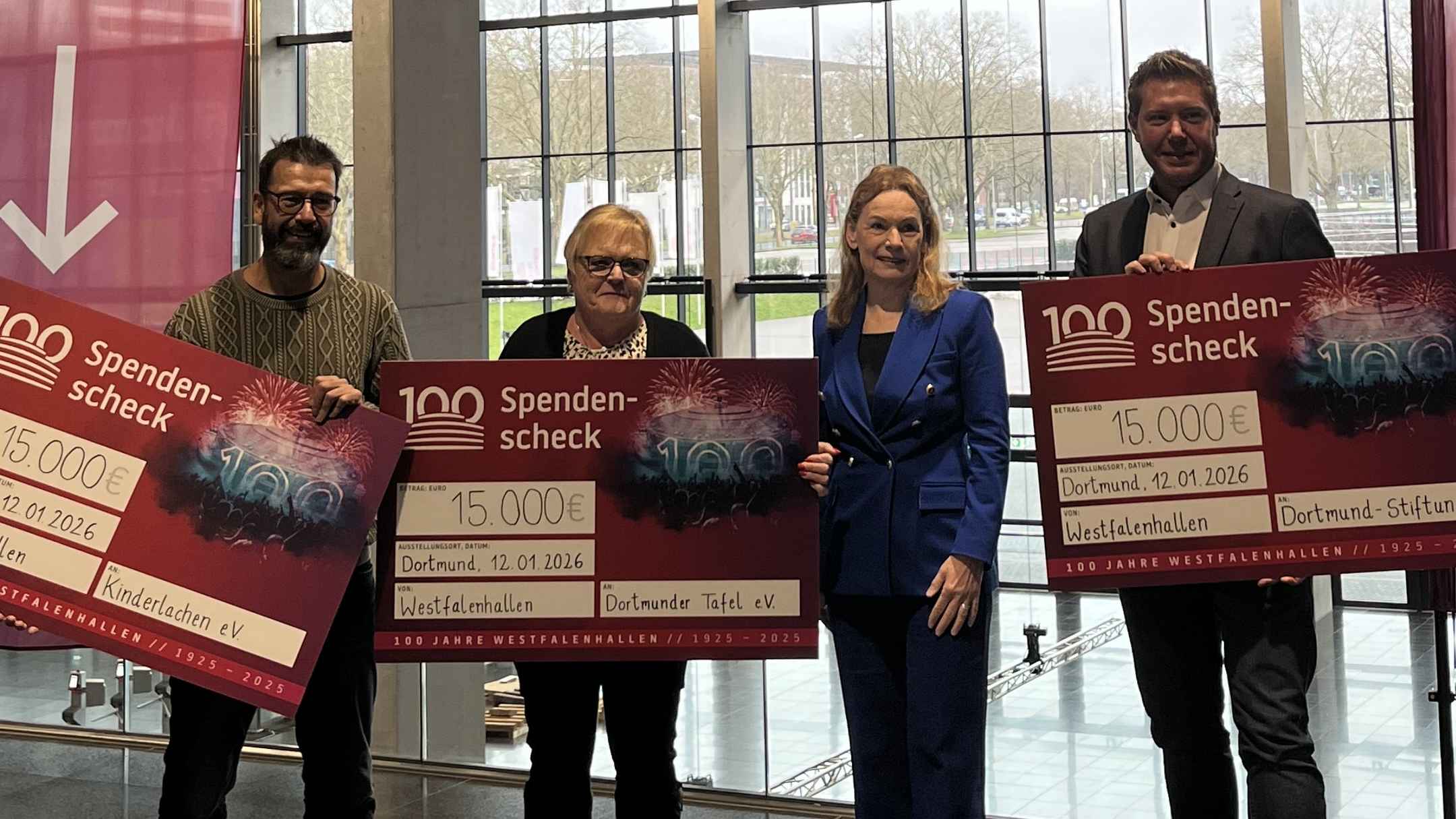 Präsentierten die Spendensummen für ein Foto (von links): Marc Peine (Kinderlachen), Regina Grabe (Dortmunder Tafel), Sabine Loos  (Hauptgeschäftsführerin Westfalenhallen Unternehmensgrupp...