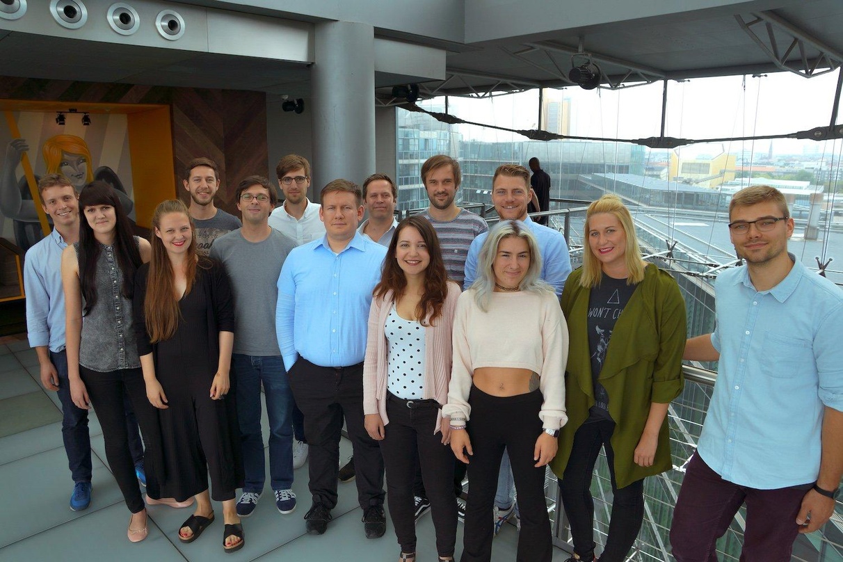 Wollen gemeinsam weiter wachsen: das Stagelink-Team um CEO Nikolas Schriefer (sechster von links) und COO Florian Fehr (vierter von rechts, hinten) bezog unter anderem neue Büroräume in Be...