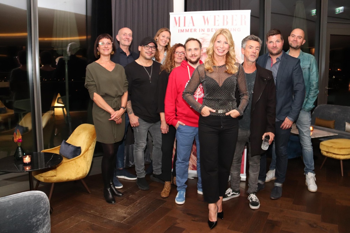 Beim Showcase in Hamburg: Mia Weber (4. von rechts) und Partner