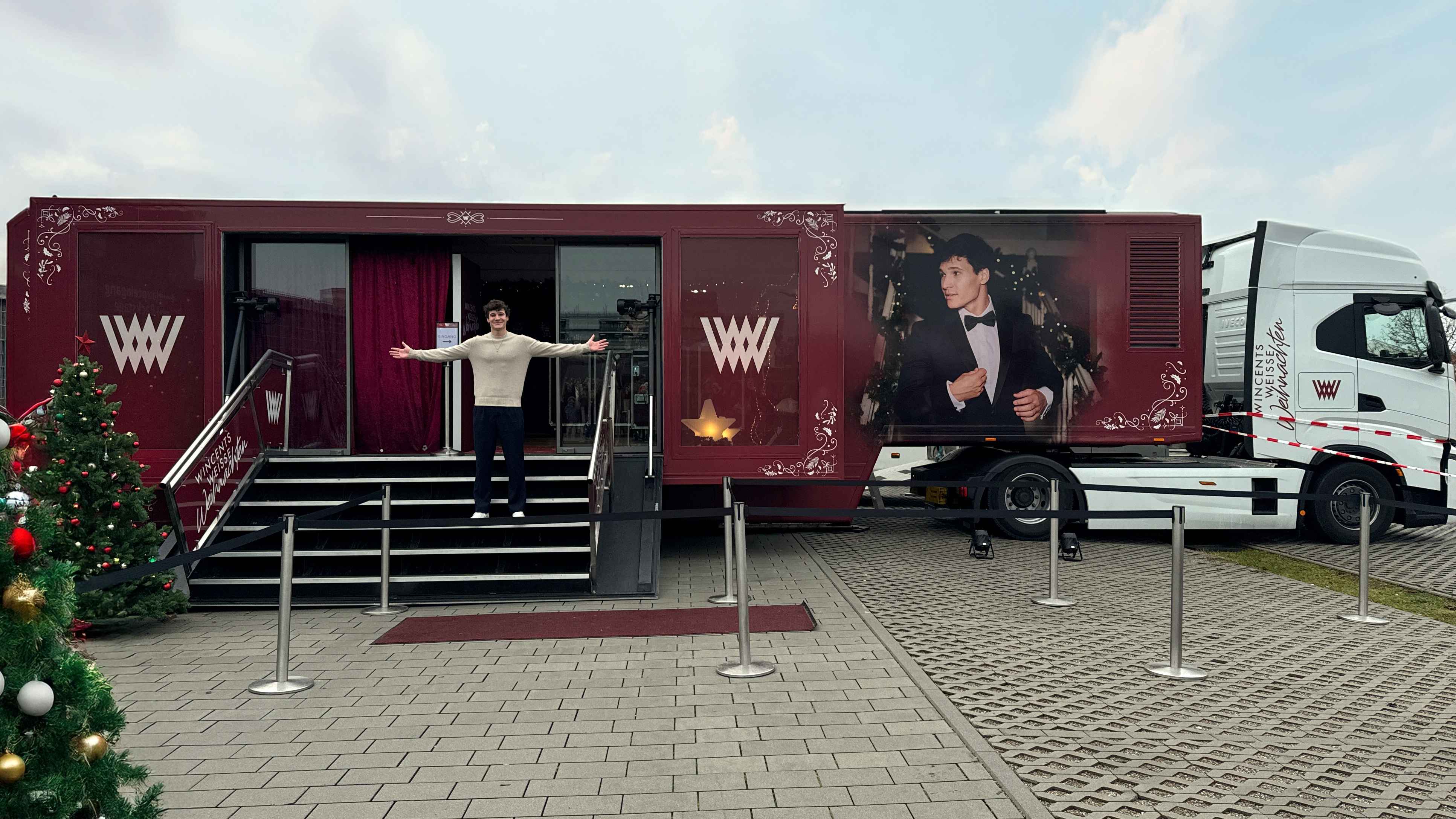 Vor seinem festlichen Gefährt: Wincent Weiss.