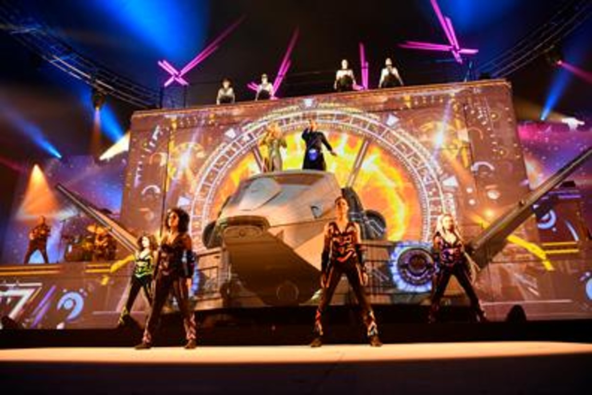 Impression von der Premiere im Europapark Rust: die Bühne der "KaldidoLuna"-Tour von DJ Bobo