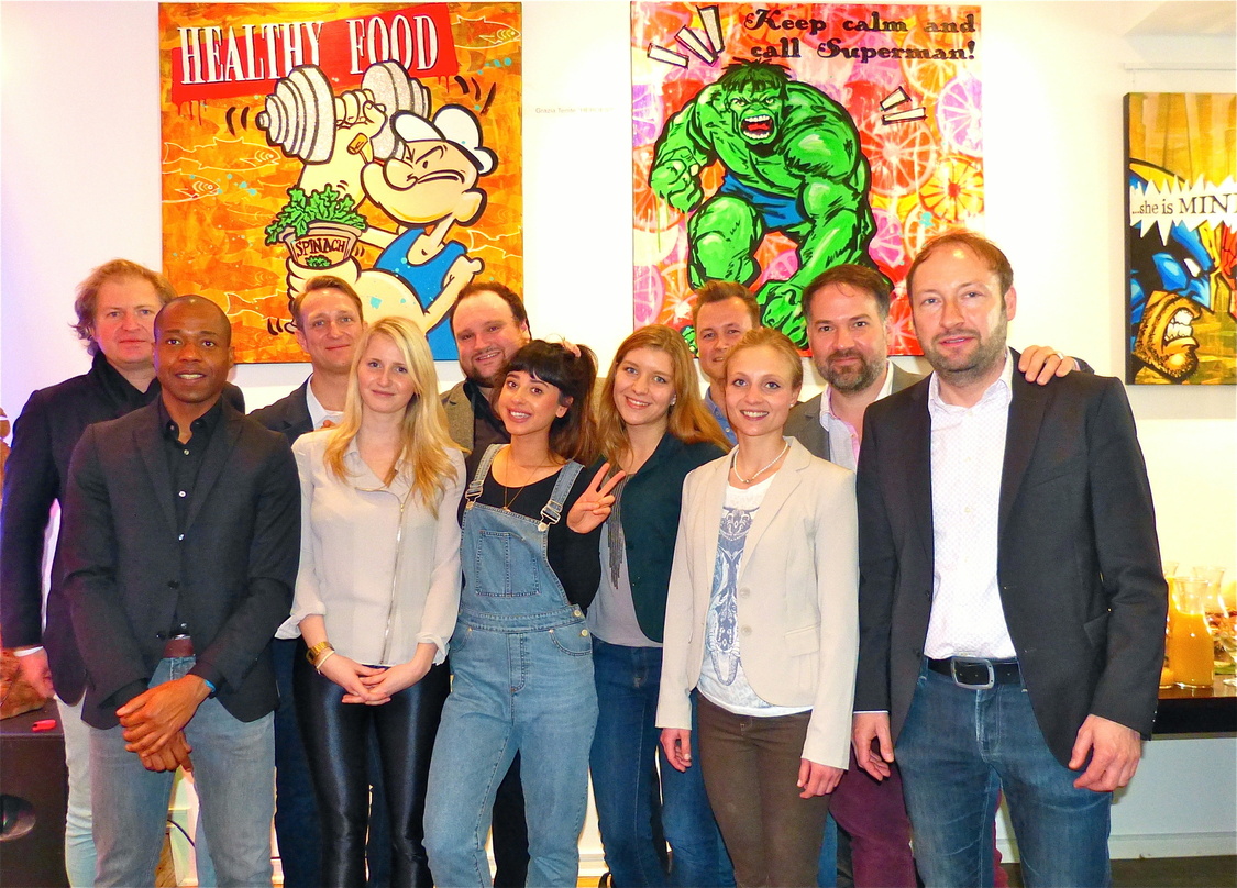 Fürs Fotoalbum: Alex Diehl und Foxes mit dem Team von Sony Music (von links): Eric Smutny (Consultant Brand Partnership), Carl Taylor (Head of Brand Partnership GSA), Lars Düysen (VP Brand...