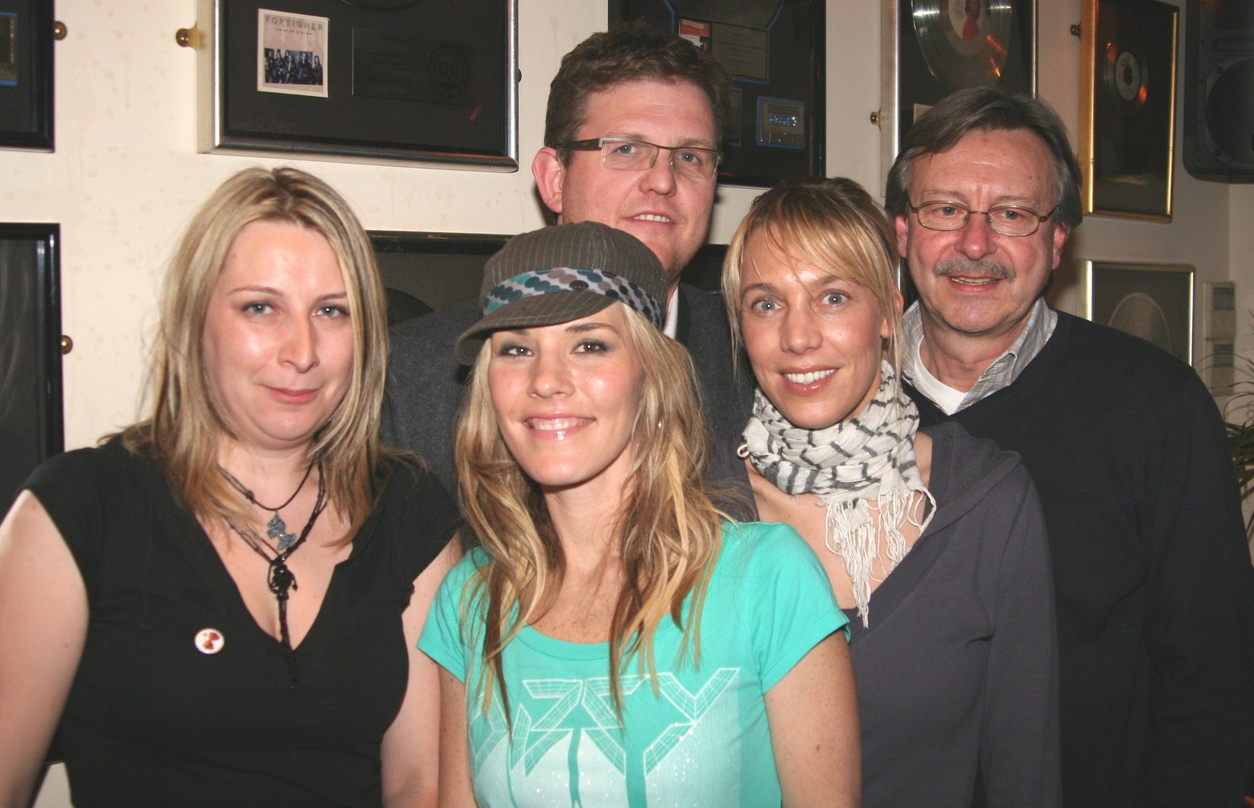 Im Dienst einer guten Sache: Jennifer Paige (M.) und ihr Team||Im Dienst einer guten Sache (v.l.n.r.): Winnie Viol (Promoter One:Louder), Jennifer Paige, Markus A. Stromenger (Geschäftsfüh...