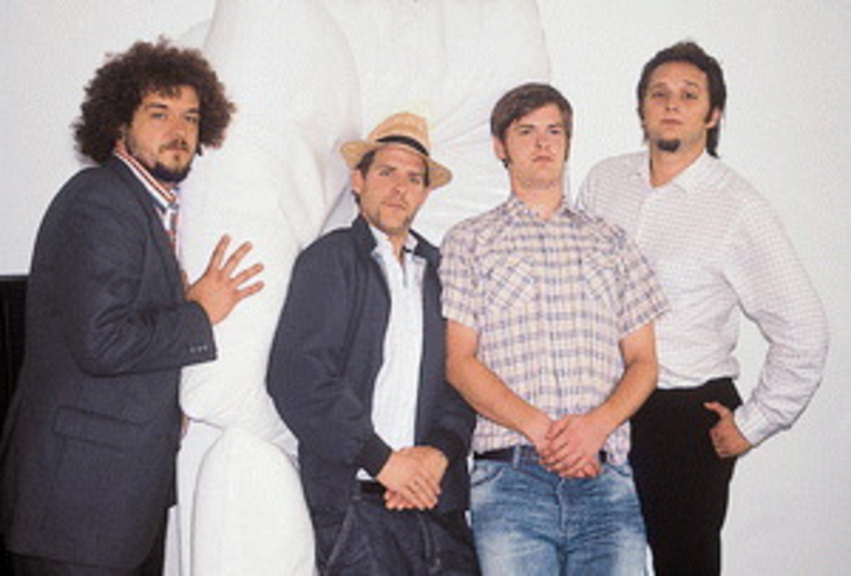 Will neue Wege gehen: Buddy Buxbaum (l.) mit Deichkind beim Besuch der MusikWoche-Redaktion 2002