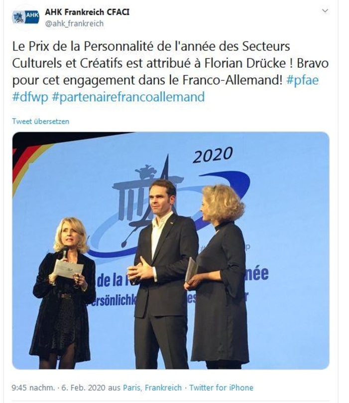 Bei der Preisverleihung in Paris (von links): Catherine Briat, Florian Drücke und die Moderatorin des Abends