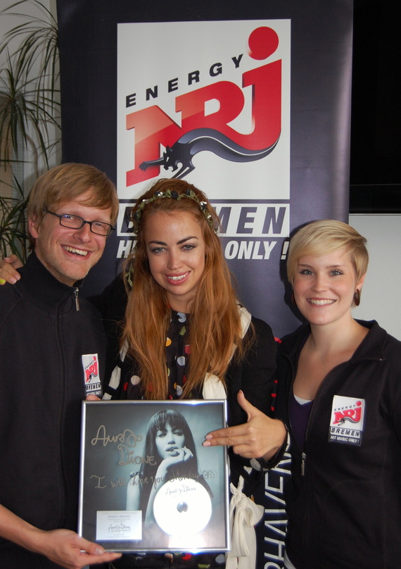 Bei der Platinübergabe (v.l.n.r.): Axel Einemann (Energy Bremen), Aura Dione und Saskia Neumann (Moderatorin bei Energy Bremen)