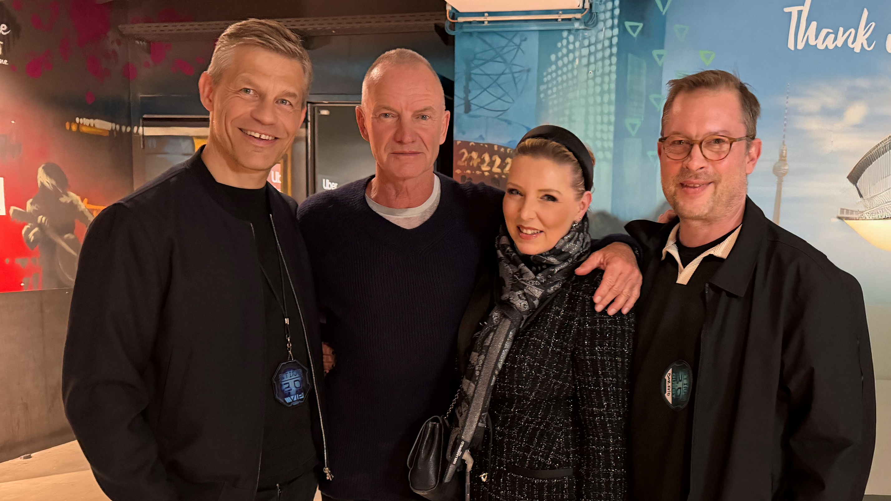 1c251fa5 8f5c 4a91 8d59 184f272bfbe5 Trafen sich beim Sting-Konzert in Berlin (von links): Frank Briegmann (Chairman & CEO Universal Music Central Europe und Deutsche Grammophon), Sting, Sabrina Winter (Senior Director Radio ...