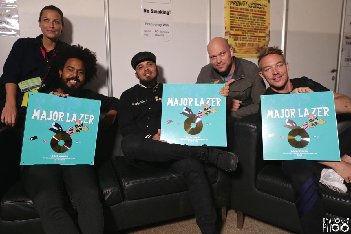 Feierten Gold für "Lean On": Major Lazer und ihre Partner von Warner Music Austria