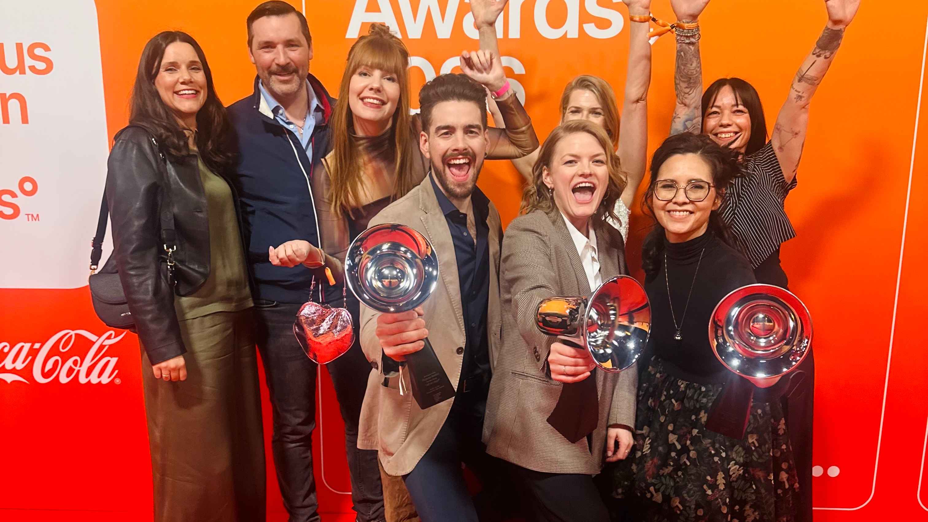 Erfolgreich bei den Amadeus Music Awards (hinten, von links): Fiona Schedler, Alex Schedler, Maria Uthmann (alle Schedler Music), Annemarie Treiber (Management Caro Fux und Oska) und Miria...