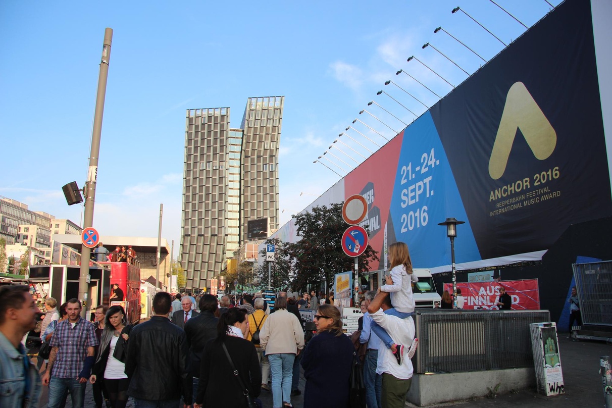 Bildete wieder die Kulisse für das Reeperbahn Festival: die Reeperbahn mit Blick auf die Tanzenden Türme