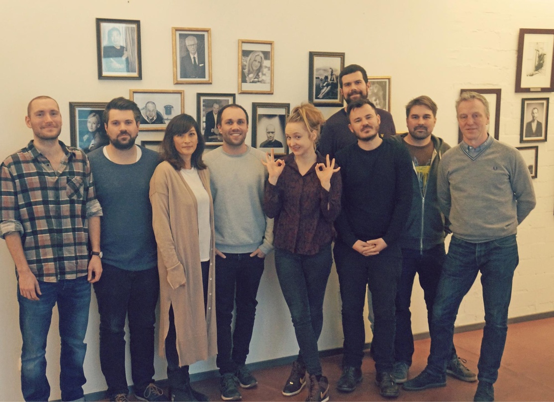 Trafen sich bei der Vertragsunterzeichnung (von links): Mark Dürr (Radio Promoter College, Guerilla Music), Edward Schmidtgal (A&R und Product Manager, EoSM), Flea Hoefl von Löhneysen (Man...