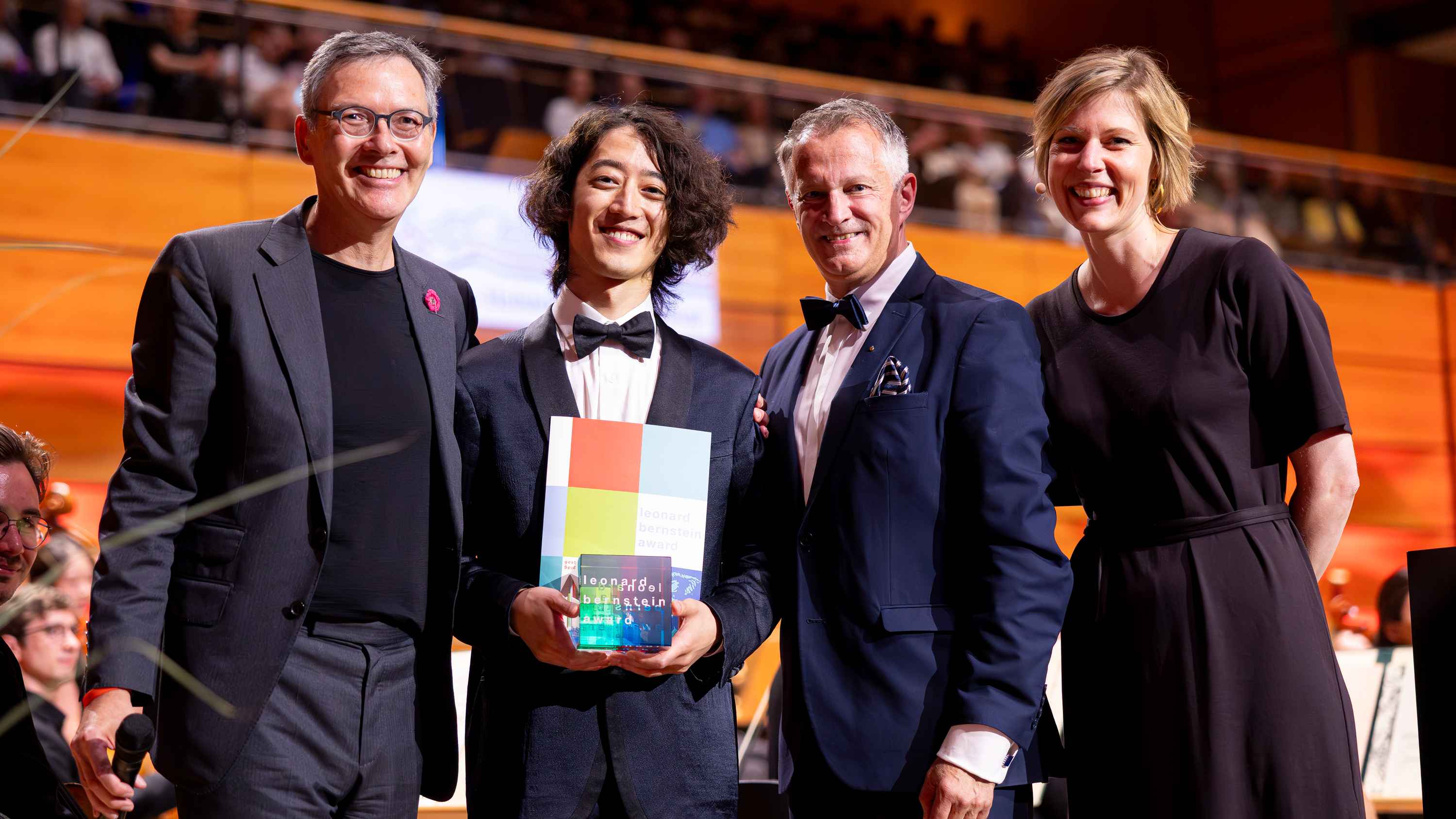 Nach der Verleihung (von links): Christian Kuhnt (Intendant Schleswig-Holstein Musik Festival), Hayato Sumino und Oliver Stolz (Präsident Sparkassen- und Giroverbandes Schleswig-Holstein).