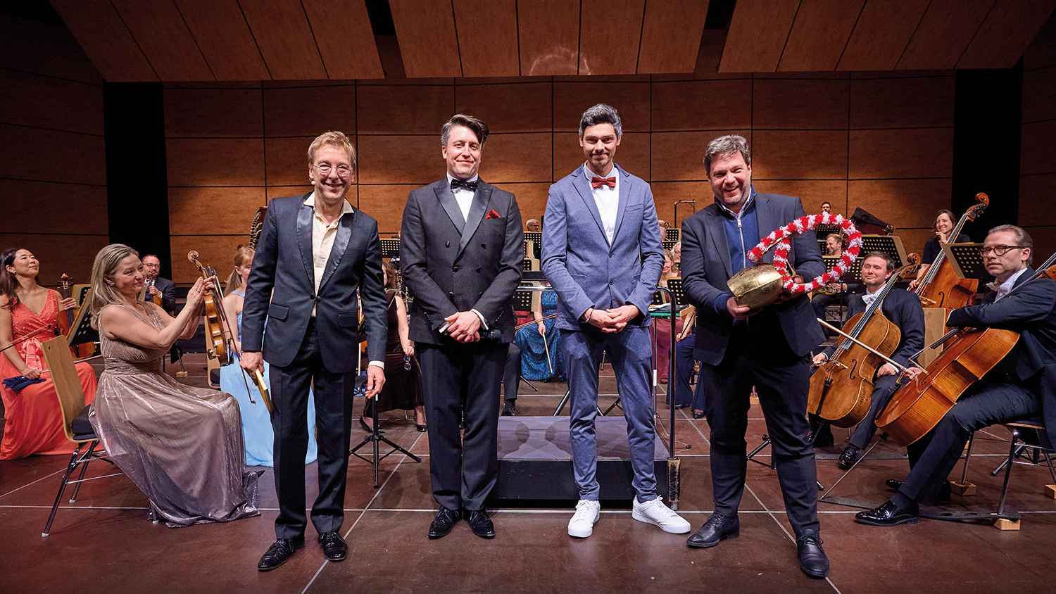 Freuten sich über das erste ausverkaufte Konzert in der bigBox (von links): Max Müller (Moderator und Conferencier), Daniel Spaw (Dirigent), Fabian Dieterle (bigBox) und Tilman Dost (Inten...