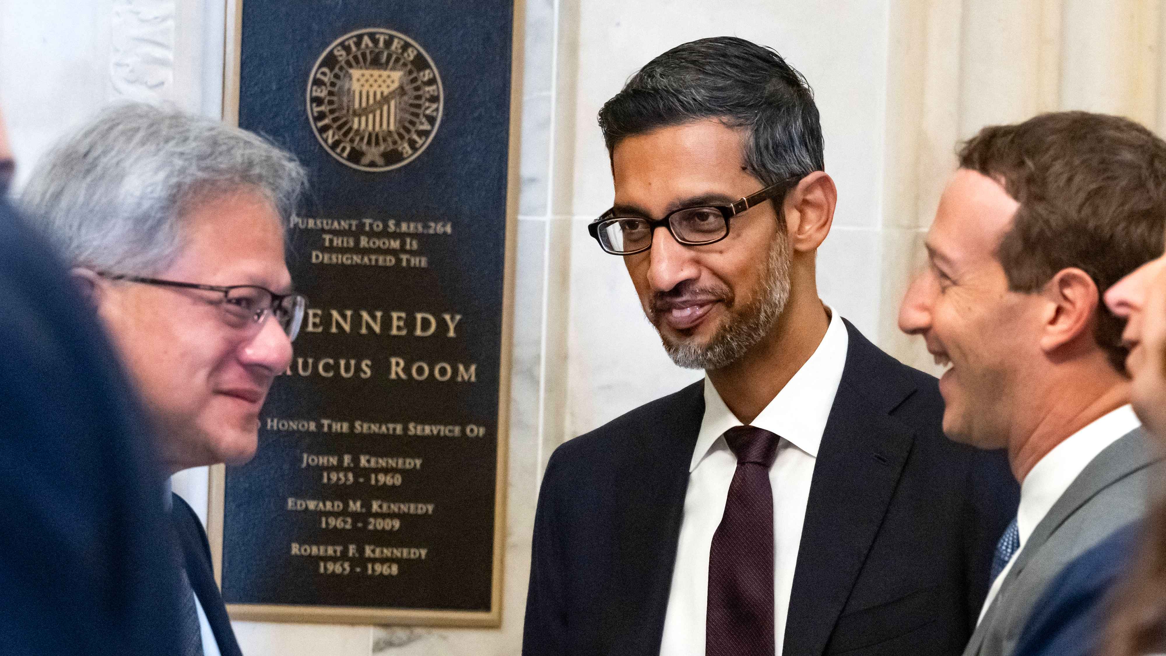 Wird als Alphabet- und Google-CEO interessiert auf die KI-Zukunft von YouTube schauen: Sundar Pichai (mitte), hier im Bipartisan Artificial Intelligence Forum mit Jensen Huang (CEO Nvidia,...