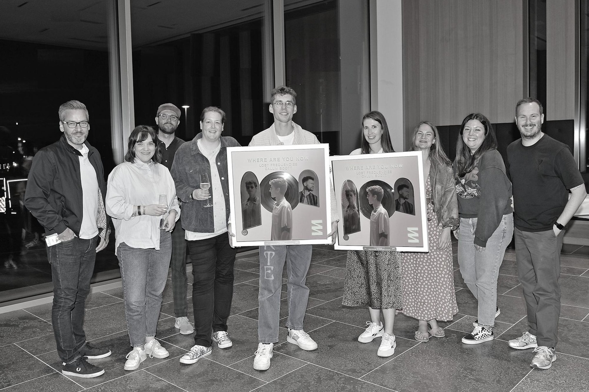 Mit Platin bedacht: Lost Frequencies (5. von links) mit dem Team von RCA und Sony Music sowie seiner Managerin