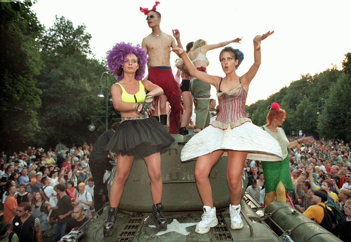 Brauchen auch 2009 nicht nach Berlin zu fahren: Techno-Fans hier auf der alten Loveparade in Berlin
