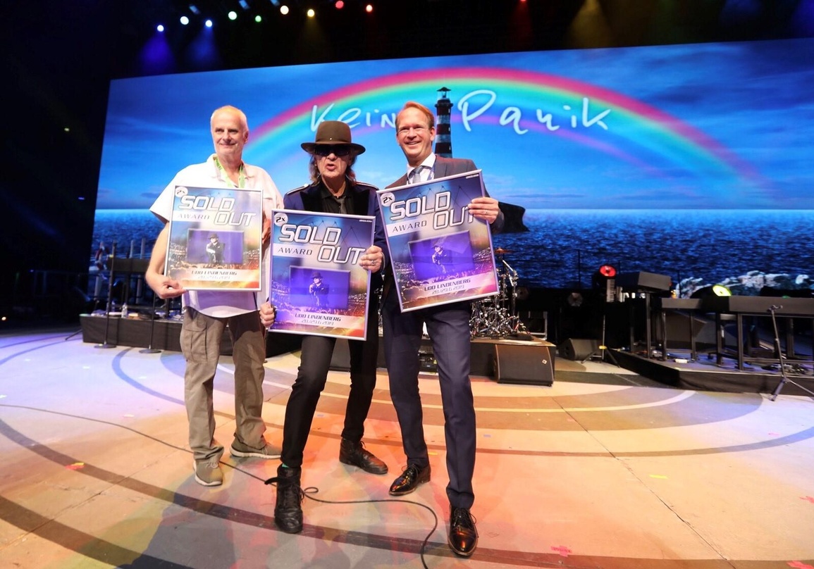 Bei der Preisverleihung (von links): Roland Temme (Think Big), Udo Lindenberg und Stefan Löcher (Arena Management)