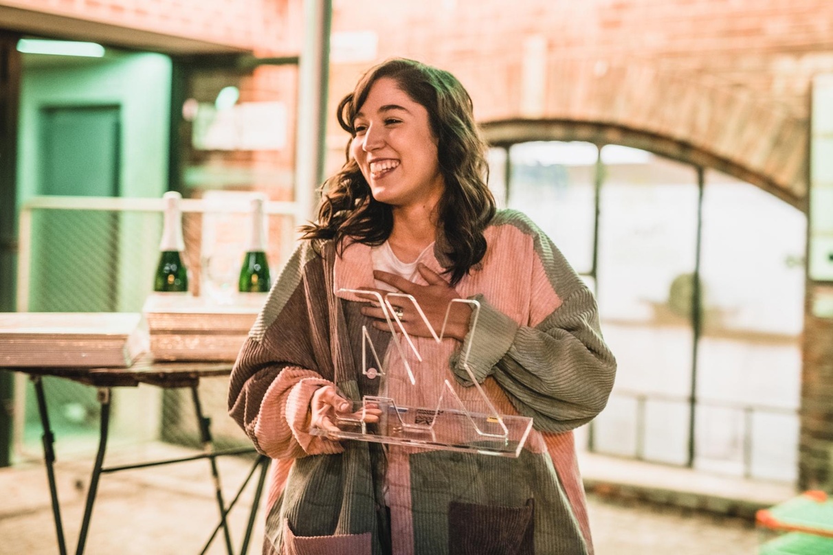 Strahlende Gewinnerin: Oska mit ihrem XA - Music Export Award