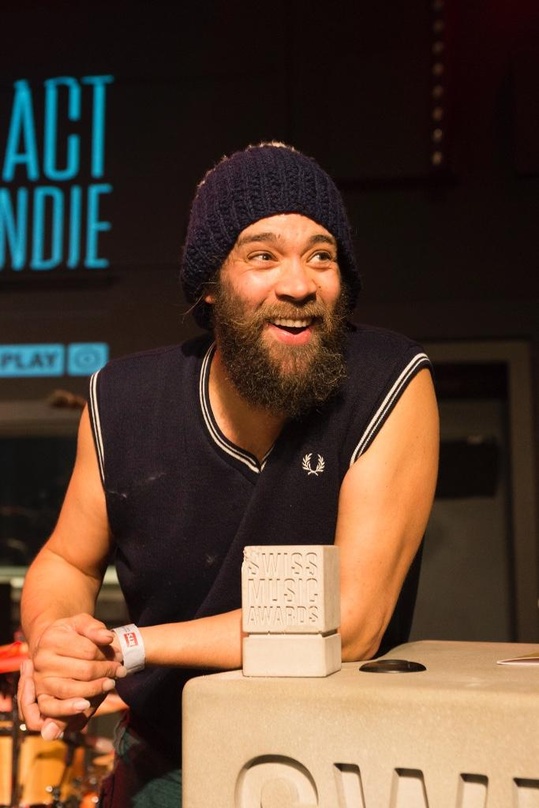 Gewann seinen ersten Swiss Music Award: Mark Kelly mit dem Betonklotz